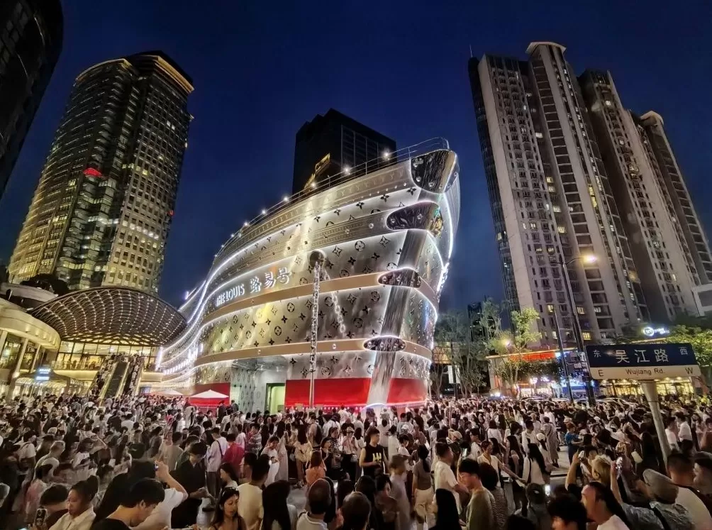 “街头”的意义：当LVMH董事长登上魔都新晋地标“路易号”-第5张图片-