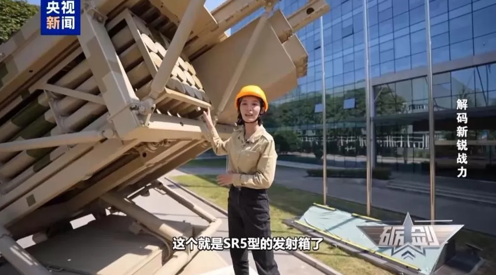 3分钟内完成40发火箭弹装填多角度展示SR5型火箭炮-第2张图片-