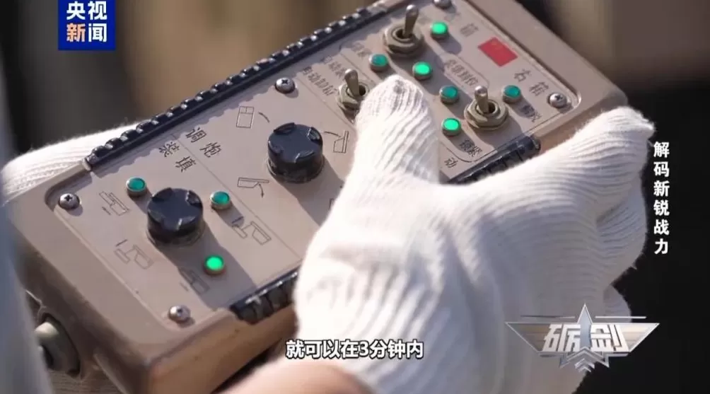 3分钟内完成40发火箭弹装填多角度展示SR5型火箭炮-第4张图片-