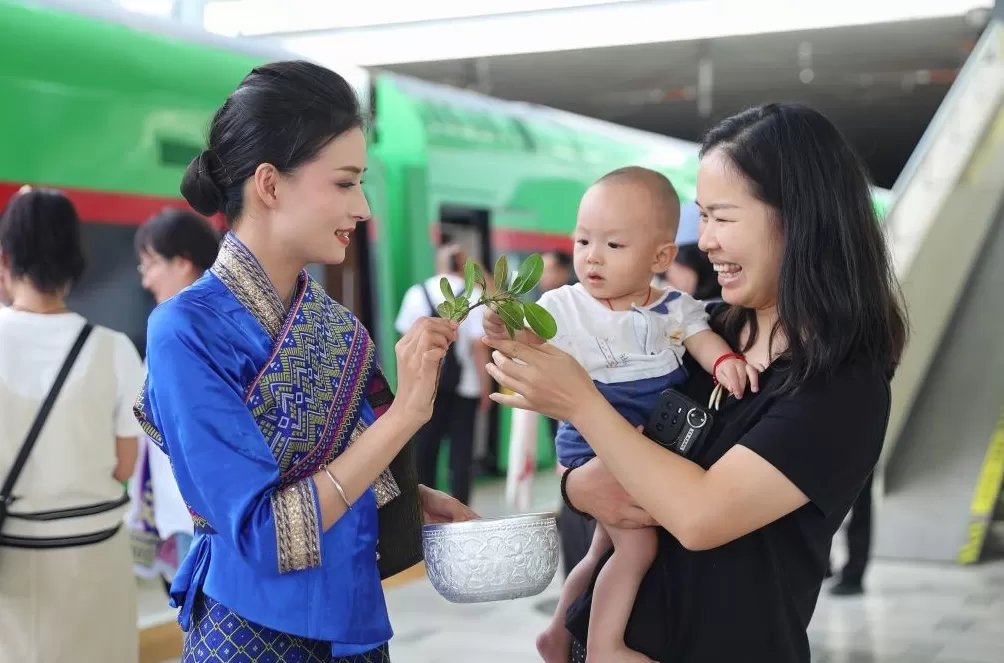 中老铁路开行旅客列车超8万列，发送旅客超5900万人次-第4张图片-