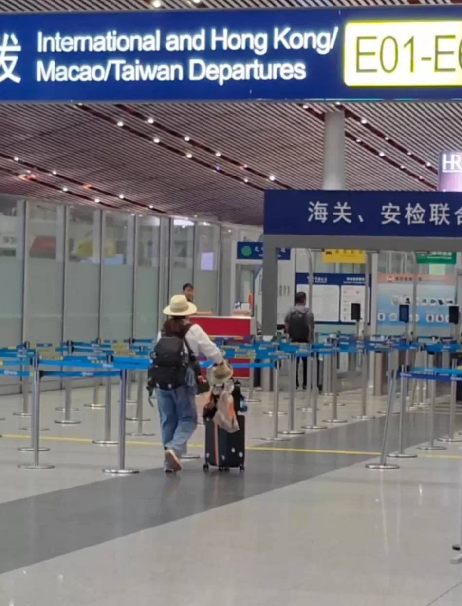 退休后，上海妈妈抛下一切：他们说我疯了，其实我是真正醒了！女儿发声-第2张图片-