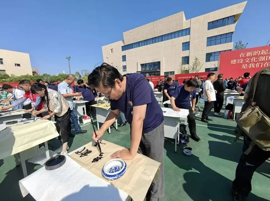 第二届国际书法嘉年华在洛阳开幕，200位书法家与机器人同场“竞技”-第4张图片-