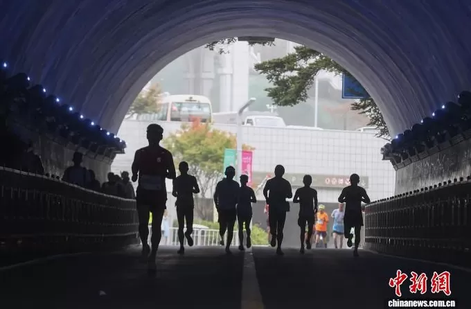 2025庐山半程马拉松赛开跑,选手奔跑于匡庐奇秀中-第5张图片- 2025庐山半程马拉松赛开跑,选手奔跑于匡庐奇秀中-第5张图片-