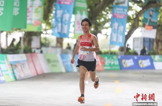 2025庐山半程马拉松赛开跑,选手奔跑于匡庐奇秀中-第6张图片- 2025庐山半程马拉松赛开跑,选手奔跑于匡庐奇秀中-第6张图片-