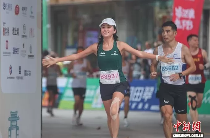 2025庐山半程马拉松赛开跑,选手奔跑于匡庐奇秀中-第7张图片- 2025庐山半程马拉松赛开跑,选手奔跑于匡庐奇秀中-第7张图片-