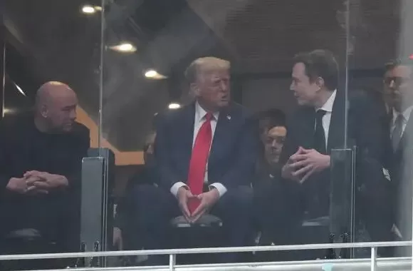 马斯克和特朗普在追悼会上重逢,握手聊天似“破冰”,却也引发争议-第4张图片- 马斯克和特朗普在追悼会上重逢,握手聊天似“破冰”,却也引发争议-第4张图片-