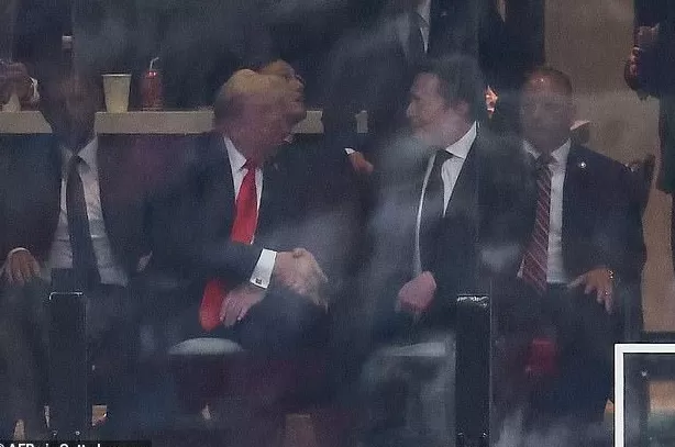 马斯克和特朗普在追悼会上重逢,握手聊天似“破冰”,却也引发争议-第3张图片- 马斯克和特朗普在追悼会上重逢,握手聊天似“破冰”,却也引发争议-第3张图片-