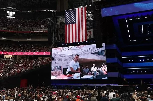 马斯克和特朗普在追悼会上重逢,握手聊天似“破冰”,却也引发争议-第1张图片- 马斯克和特朗普在追悼会上重逢,握手聊天似“破冰”,却也引发争议-第1张图片-