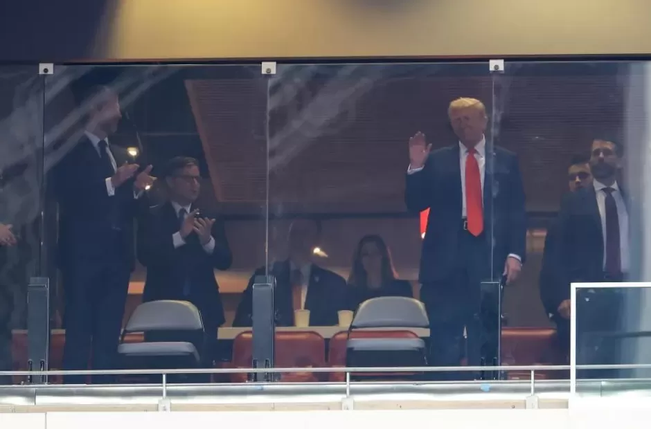 马斯克和特朗普在追悼会上重逢,握手聊天似“破冰”,却也引发争议-第5张图片- 马斯克和特朗普在追悼会上重逢,握手聊天似“破冰”,却也引发争议-第5张图片-