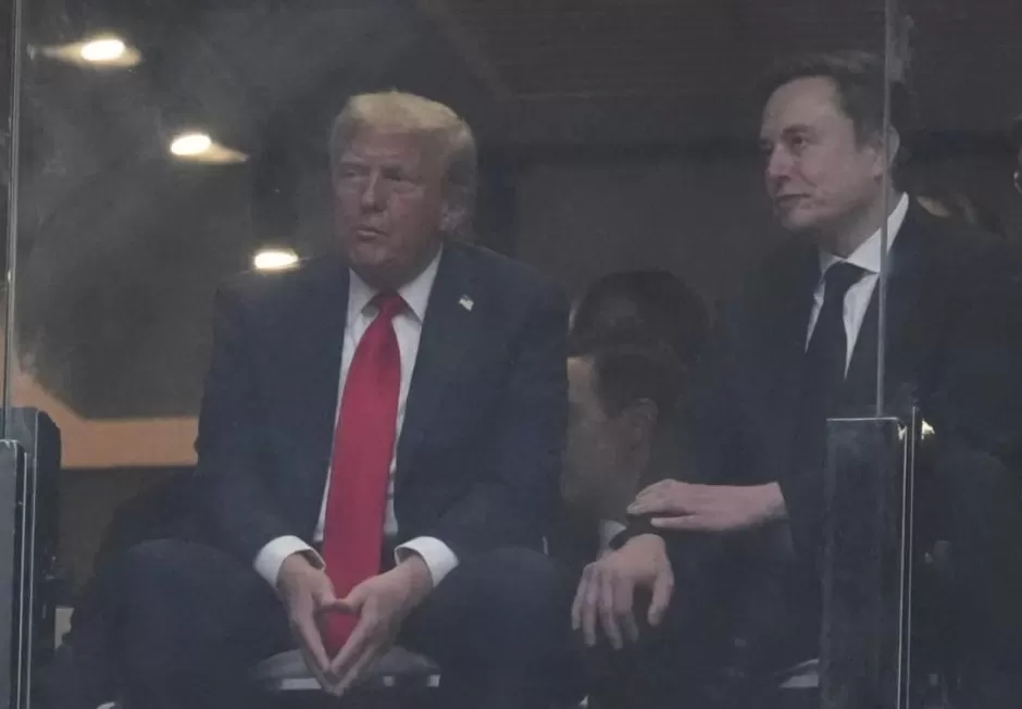 马斯克和特朗普在追悼会上重逢,握手聊天似“破冰”,却也引发争议-第7张图片- 马斯克和特朗普在追悼会上重逢,握手聊天似“破冰”,却也引发争议-第7张图片-