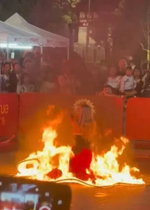 云南昆明商场表演“火裙舞”,一名女演员裙子引燃被烧伤-第1张图片- 云南昆明商场表演“火裙舞”,一名女演员裙子引燃被烧伤-第1张图片-