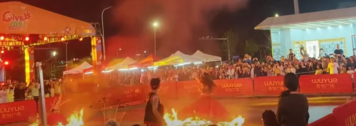 云南昆明商场表演“火裙舞”,一名女演员裙子引燃被烧伤-第2张图片- 云南昆明商场表演“火裙舞”,一名女演员裙子引燃被烧伤-第2张图片-