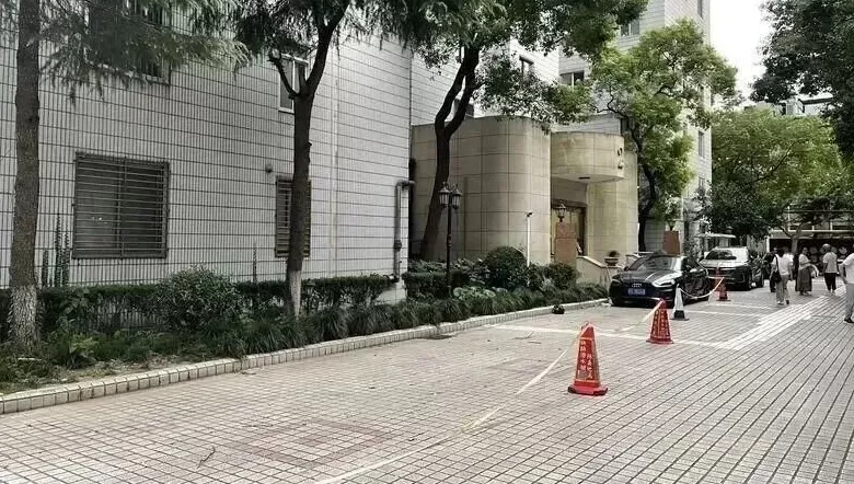 事发上海市中心!一声巨响,32楼坠落“炸弹”,砸烂9辆车居民:不是第一次-第1张图片- 事发上海市中心!一声巨响,32楼坠落“炸弹”,砸烂9辆车居民:不是第一次-第1张图片-