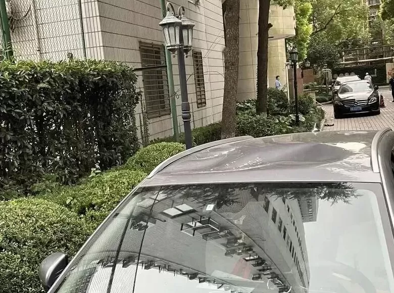 事发上海市中心!一声巨响,32楼坠落“炸弹”,砸烂9辆车居民:不是第一次-第4张图片- 事发上海市中心!一声巨响,32楼坠落“炸弹”,砸烂9辆车居民:不是第一次-第4张图片-