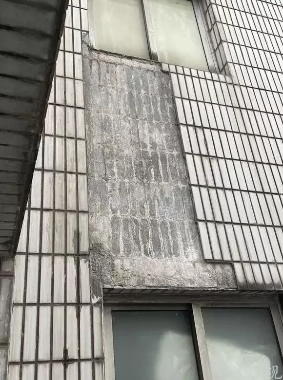 事发上海市中心!一声巨响,32楼坠落“炸弹”,砸烂9辆车居民:不是第一次-第2张图片- 事发上海市中心!一声巨响,32楼坠落“炸弹”,砸烂9辆车居民:不是第一次-第2张图片-