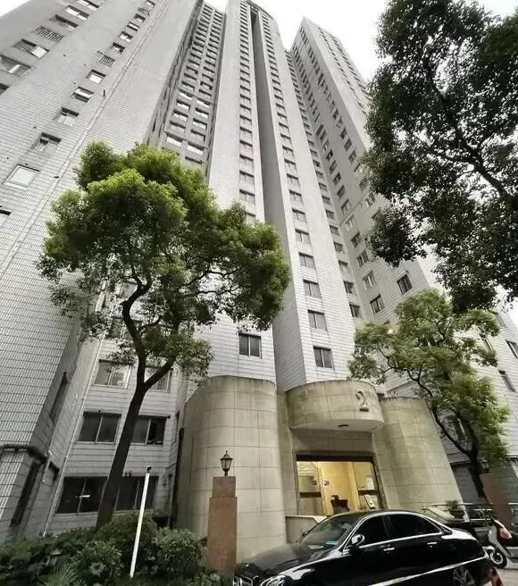 事发上海市中心!一声巨响,32楼坠落“炸弹”,砸烂9辆车居民:不是第一次-第3张图片- 事发上海市中心!一声巨响,32楼坠落“炸弹”,砸烂9辆车居民:不是第一次-第3张图片-