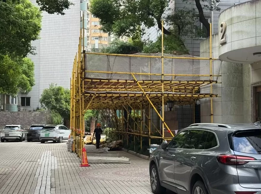 事发上海市中心!一声巨响,32楼坠落“炸弹”,砸烂9辆车居民:不是第一次-第6张图片- 事发上海市中心!一声巨响,32楼坠落“炸弹”,砸烂9辆车居民:不是第一次-第6张图片-