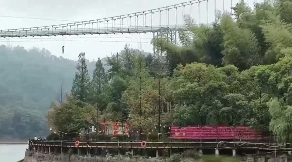 长沙石燕湖景区飞天项目有人悬停半空后被救，景区：已解决-第1张图片-