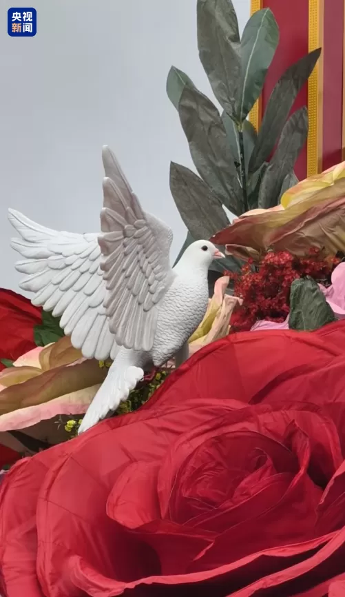 天安门广场“祝福祖国”花篮吊装完成,“会发光”的鸽子等成新亮点-第3张图片- 天安门广场“祝福祖国”花篮吊装完成,“会发光”的鸽子等成新亮点-第3张图片-
