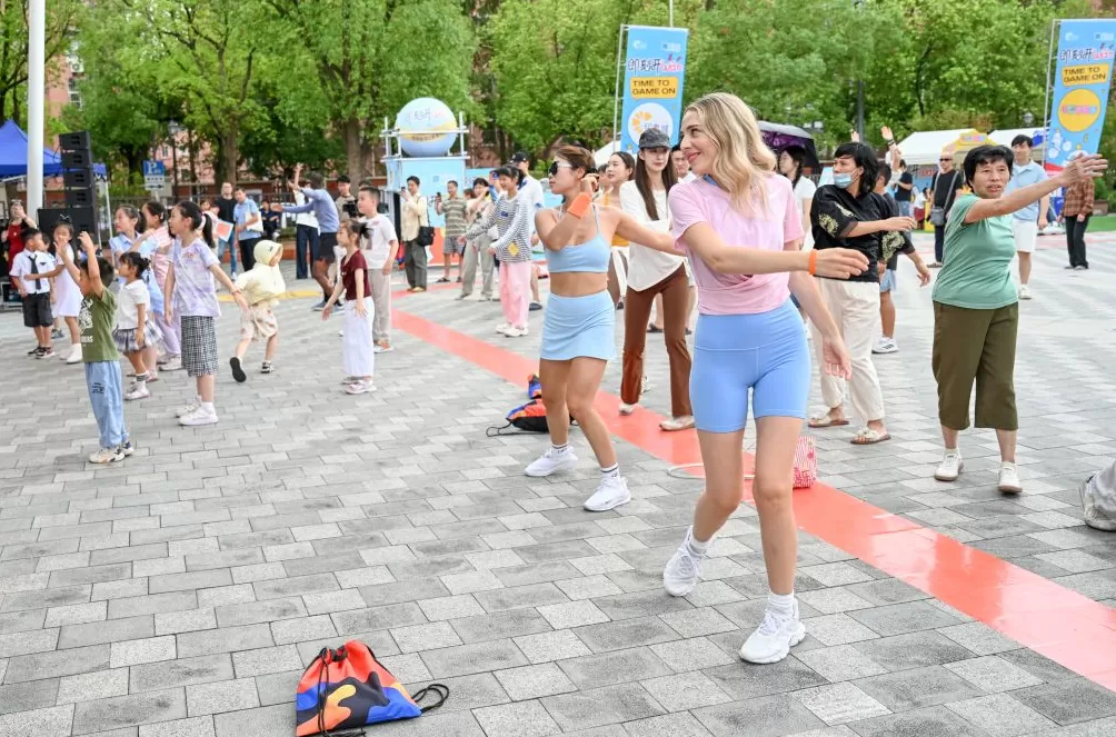 魔都眼︱国际家庭日：踢球跳舞攀岩，中外友人乐享运动派对-第3张图片-