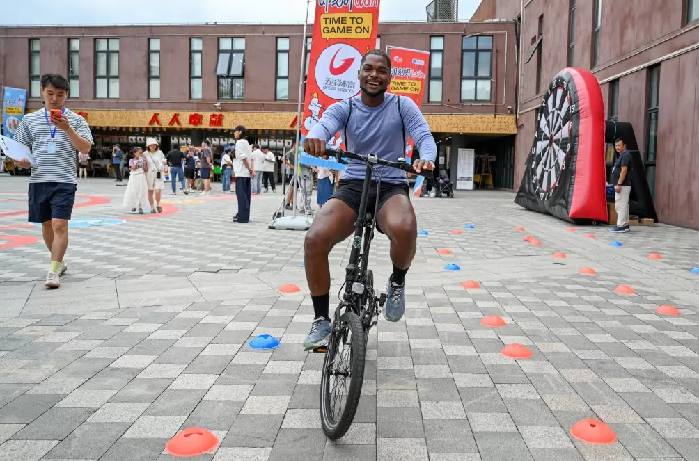魔都眼︱国际家庭日：踢球跳舞攀岩，中外友人乐享运动派对-第4张图片-