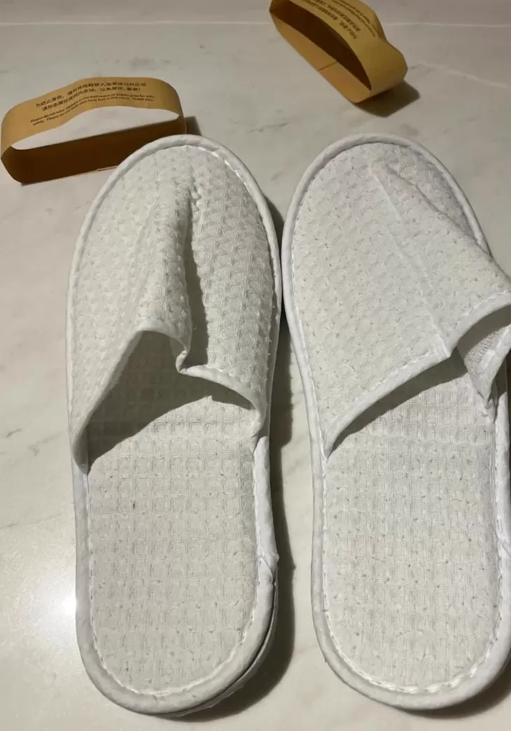 万豪酒店被曝拖鞋回收重复利用-第1张图片-