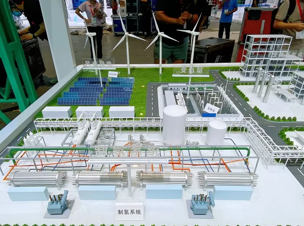 带大脑的机床、可举起轿车的机器人……记者提前探营工博会亮点展品-第1张图片-