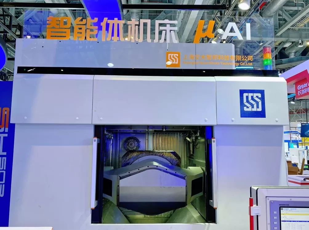 带大脑的机床、可举起轿车的机器人……记者提前探营工博会亮点展品-第2张图片-