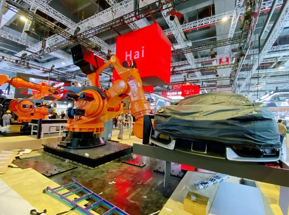 带大脑的机床、可举起轿车的机器人……记者提前探营工博会亮点展品-第3张图片-