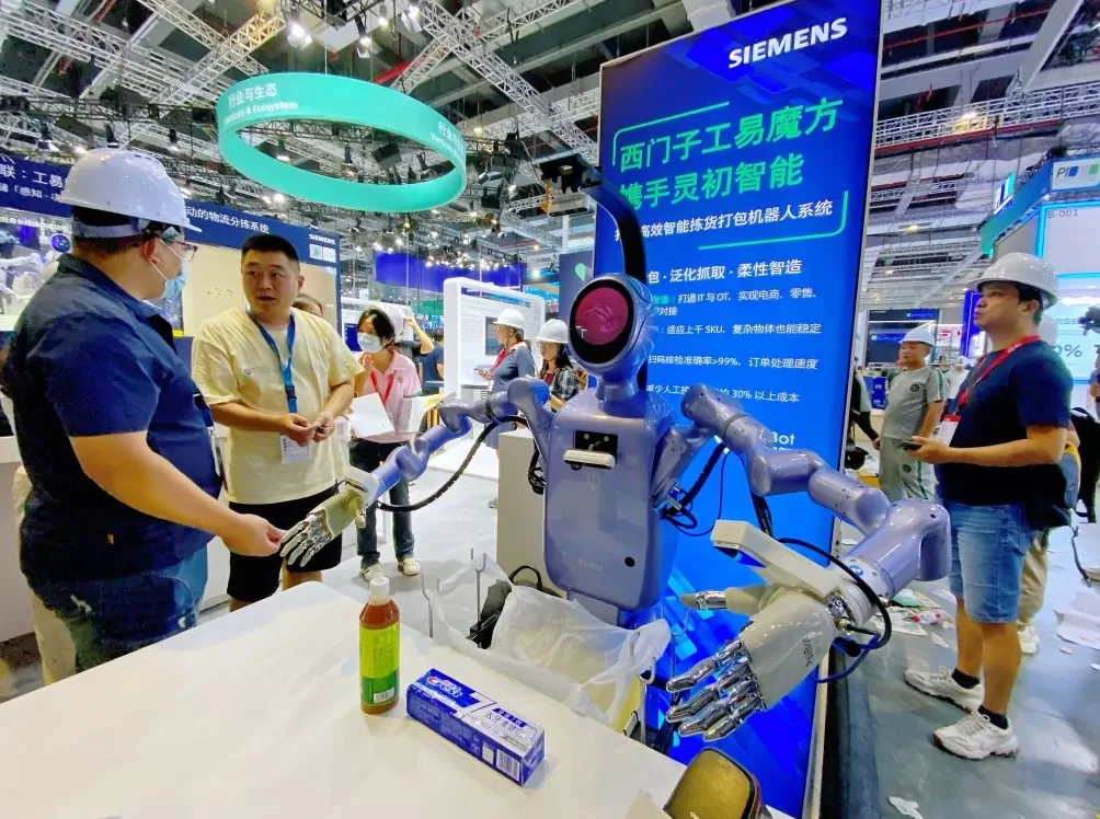 带大脑的机床、可举起轿车的机器人……记者提前探营工博会亮点展品-第4张图片-