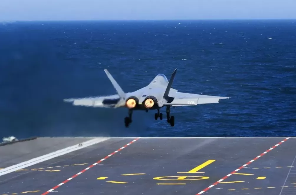 第1现场｜航母style再现！看三型舰载机首次弹射起飞-第1张图片-