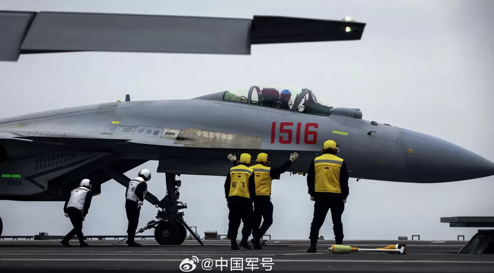 第1现场｜航母style再现！看三型舰载机首次弹射起飞-第8张图片-