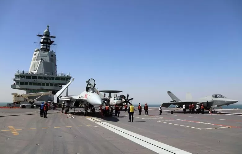 高清大图｜中国海军三型舰载机成功在福建舰完成起降训练-第1张图片-