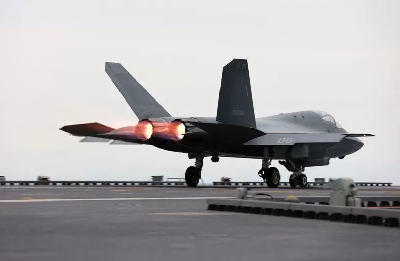 高清大图｜中国海军三型舰载机成功在福建舰完成起降训练-第5张图片-