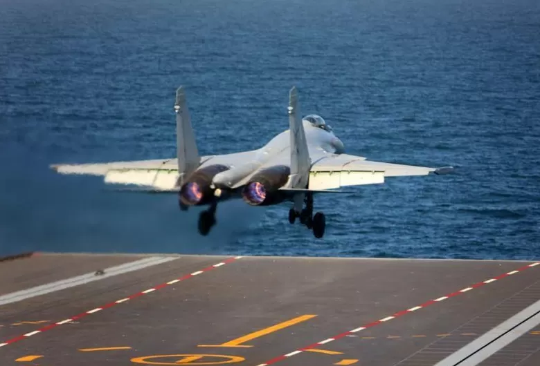 高清大图｜中国海军三型舰载机成功在福建舰完成起降训练-第3张图片-