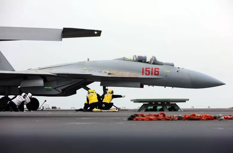 高清大图｜中国海军三型舰载机成功在福建舰完成起降训练-第2张图片-