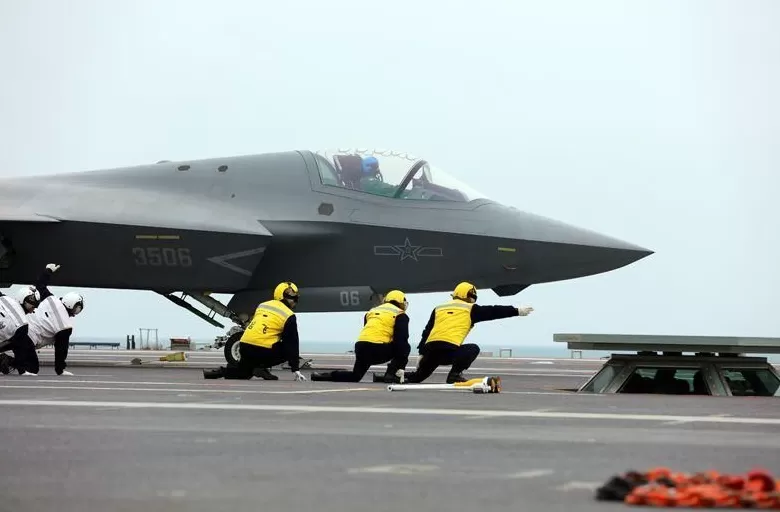 高清大图｜中国海军三型舰载机成功在福建舰完成起降训练-第4张图片-