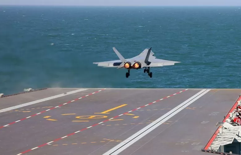 高清大图｜中国海军三型舰载机成功在福建舰完成起降训练-第7张图片-