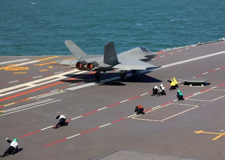 高清大图｜中国海军三型舰载机成功在福建舰完成起降训练-第6张图片-