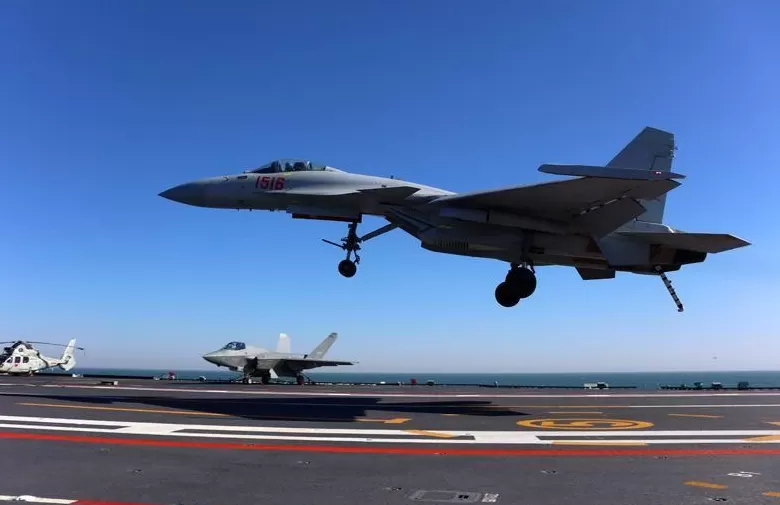 高清大图｜中国海军三型舰载机成功在福建舰完成起降训练-第11张图片-