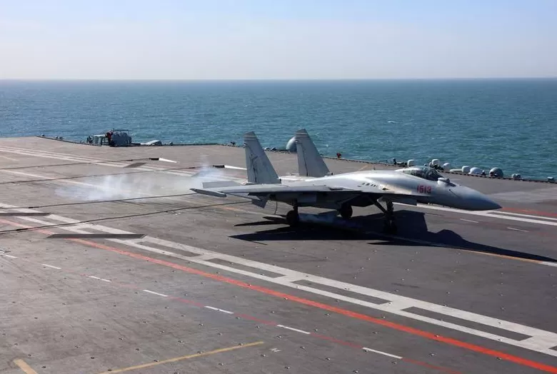 高清大图｜中国海军三型舰载机成功在福建舰完成起降训练-第12张图片-