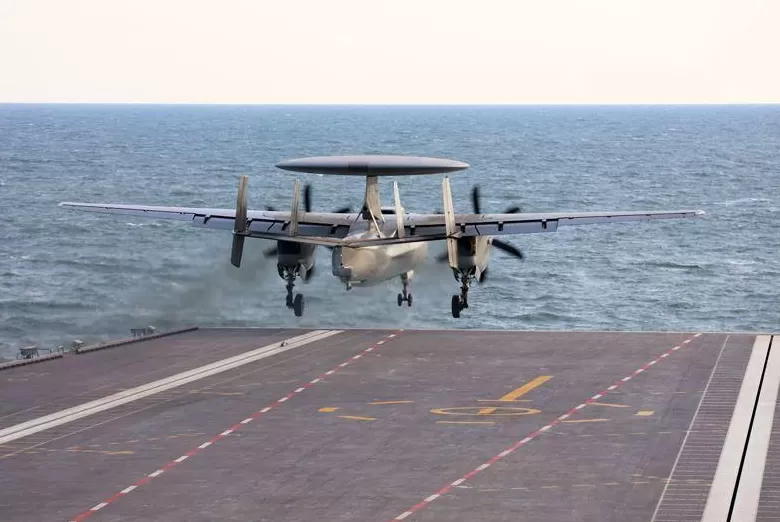 高清大图｜中国海军三型舰载机成功在福建舰完成起降训练-第10张图片-