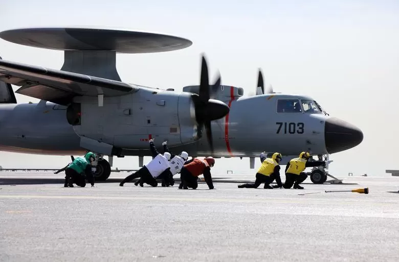 高清大图｜中国海军三型舰载机成功在福建舰完成起降训练-第9张图片-