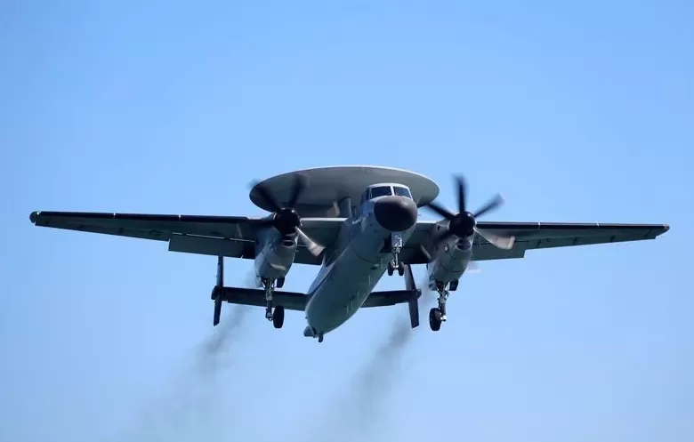 高清大图｜中国海军三型舰载机成功在福建舰完成起降训练-第14张图片-