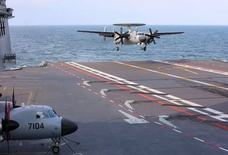 高清大图｜中国海军三型舰载机成功在福建舰完成起降训练-第15张图片-