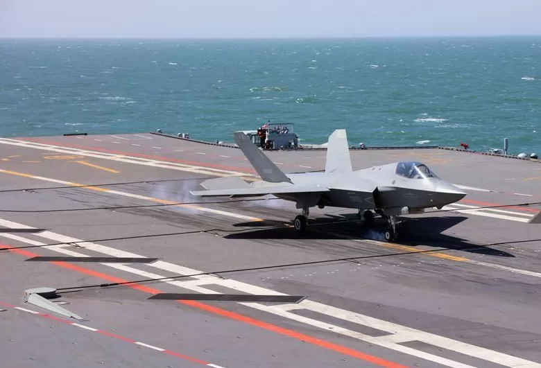 高清大图｜中国海军三型舰载机成功在福建舰完成起降训练-第13张图片-