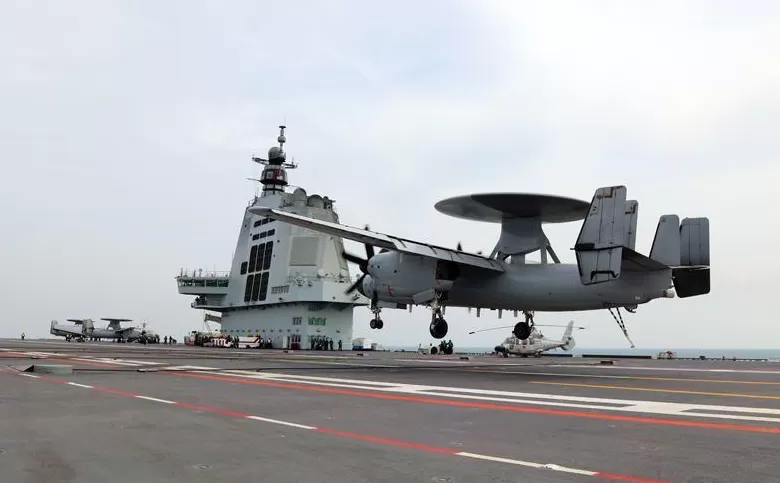 高清大图｜中国海军三型舰载机成功在福建舰完成起降训练-第17张图片-