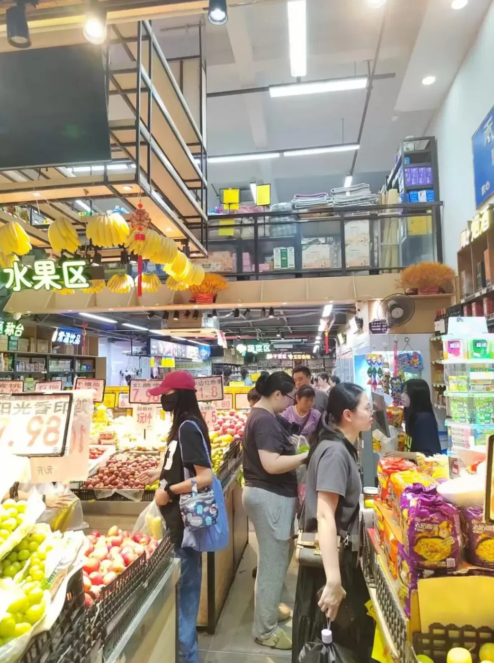 实探台风来临前的广东超市：市民忙囤粮，部分货架已空-第1张图片-