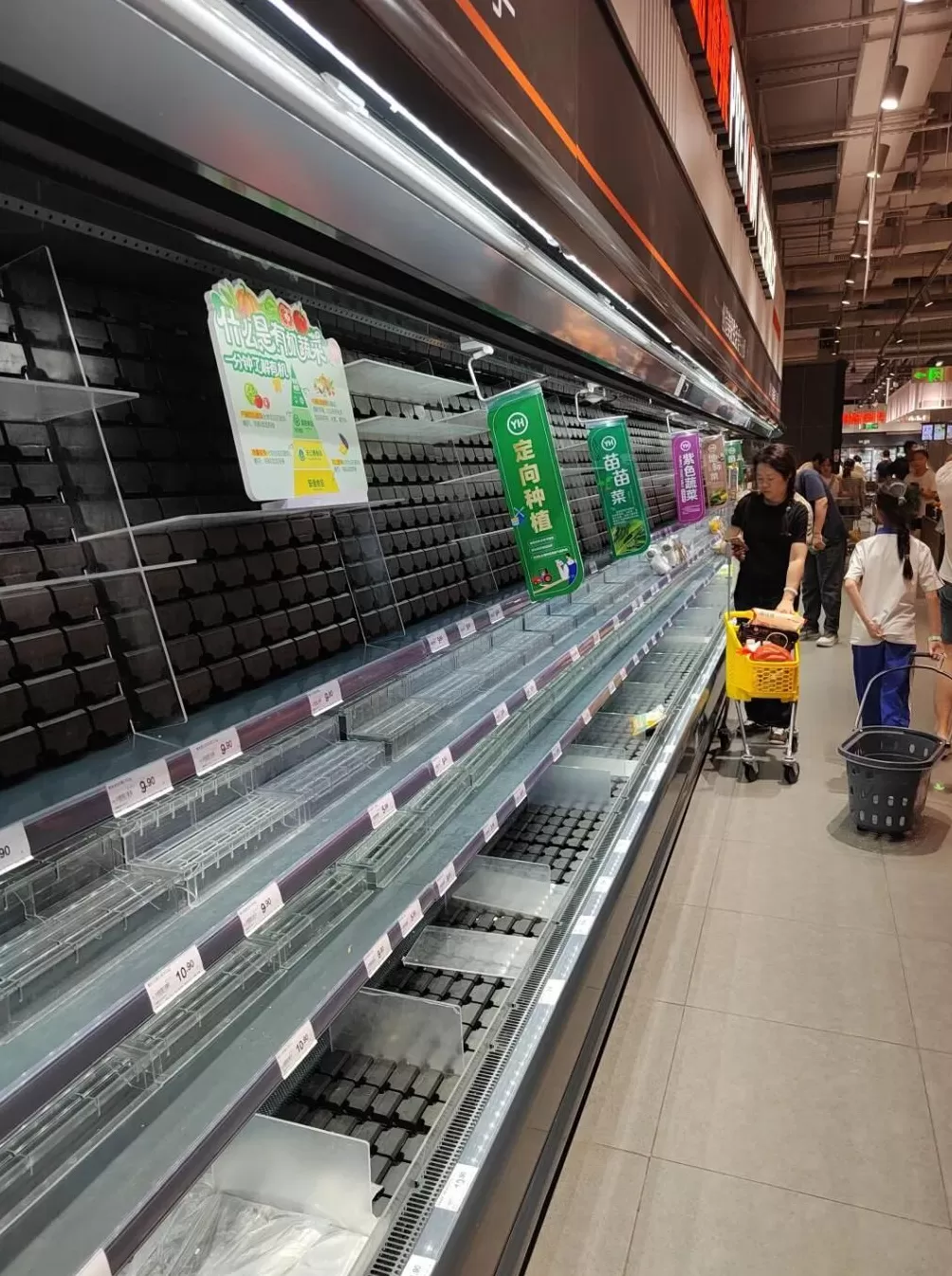 实探台风来临前的广东超市：市民忙囤粮，部分货架已空-第2张图片-