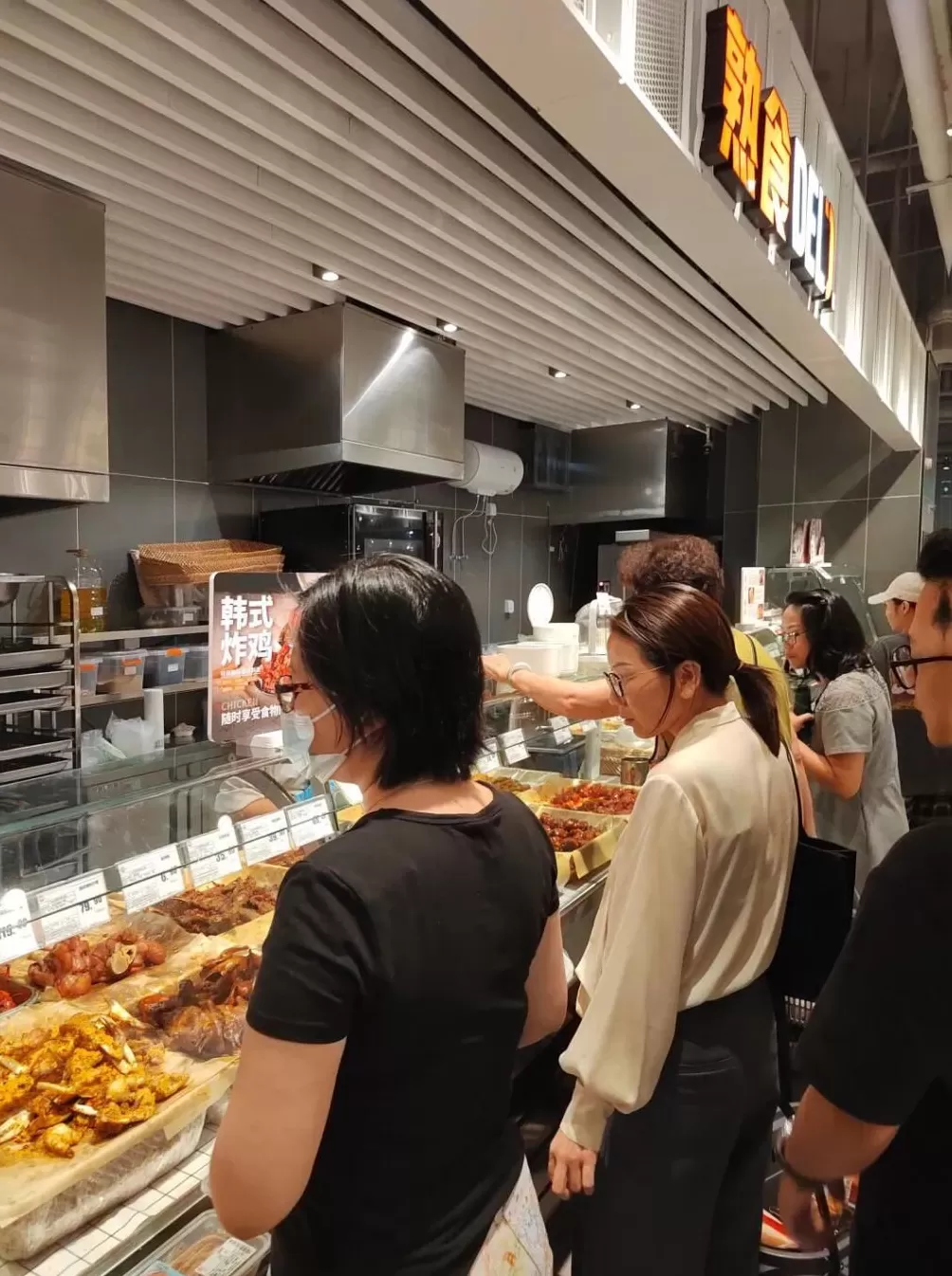 实探台风来临前的广东超市：市民忙囤粮，部分货架已空-第4张图片-